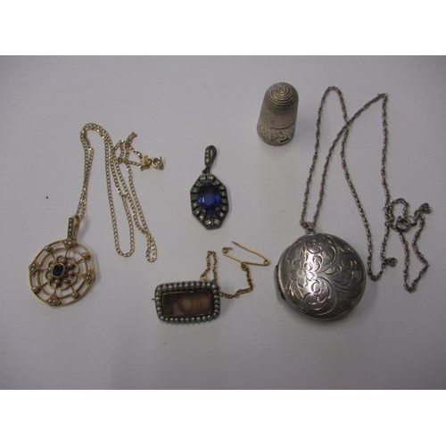 250 - A small parcel of vintage jewellery items, to include silver and gold, a yellow metal memorial brooc... 