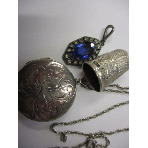 250 - A small parcel of vintage jewellery items, to include silver and gold, a yellow metal memorial brooc... 