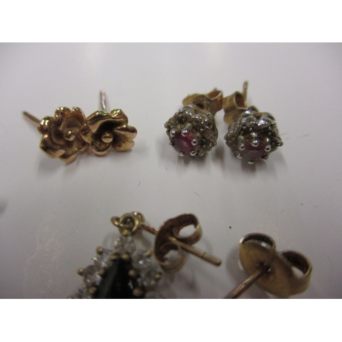 70 - A parcel of gold earrings and a pendant, approx. gross parcel weight 5.8g, all in used condition