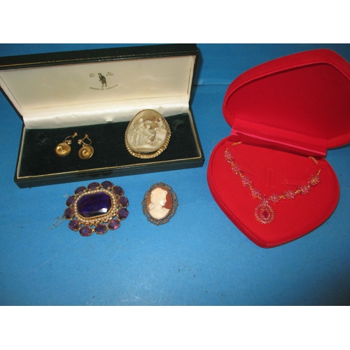 251 - A small parcel of vintage costume jewellery, all in pre-owned condition