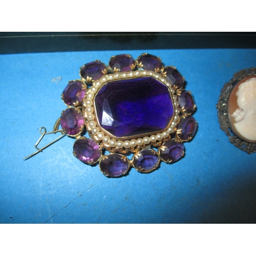 251 - A small parcel of vintage costume jewellery, all in pre-owned condition