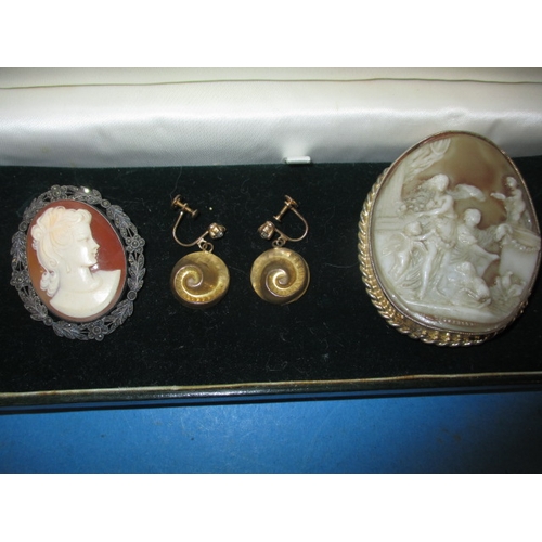 251 - A small parcel of vintage costume jewellery, all in pre-owned condition