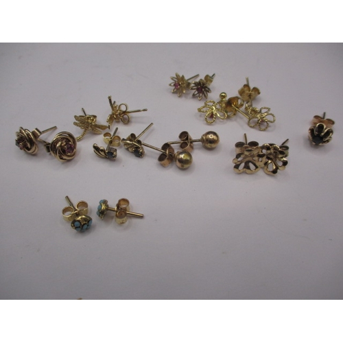 80 - A parcel of gold and yellow metal earrings, most in pairs, all in used condition, approx. gross parc... 