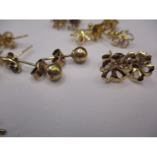 80 - A parcel of gold and yellow metal earrings, most in pairs, all in used condition, approx. gross parc... 