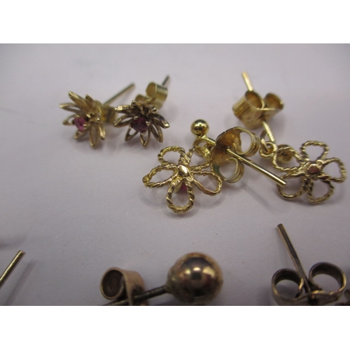 80 - A parcel of gold and yellow metal earrings, most in pairs, all in used condition, approx. gross parc... 