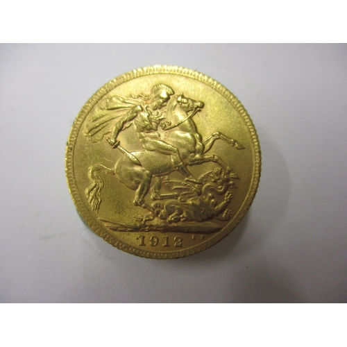 139 - A George V gold sovereign dated 1912, a circulated coin with very fine definition of features