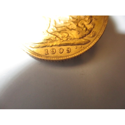 138 - An Edward VII Gold sovereign dated 1909, a circulated coin with fine definition of features