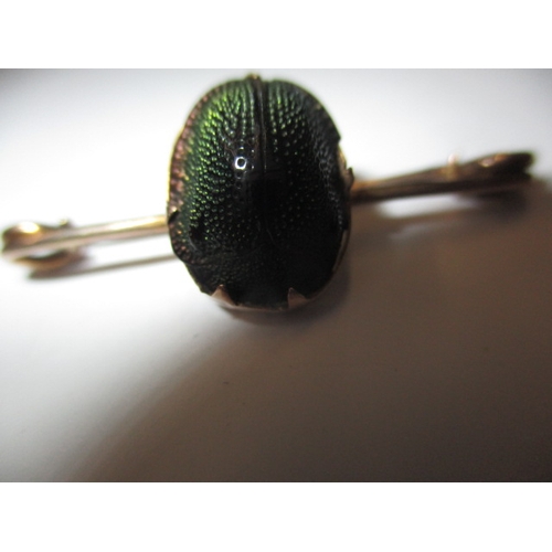 61 - A vintage 9ct gold scarab beetle bar brooch, in good pre-owned condition, approx. weight 1.9g