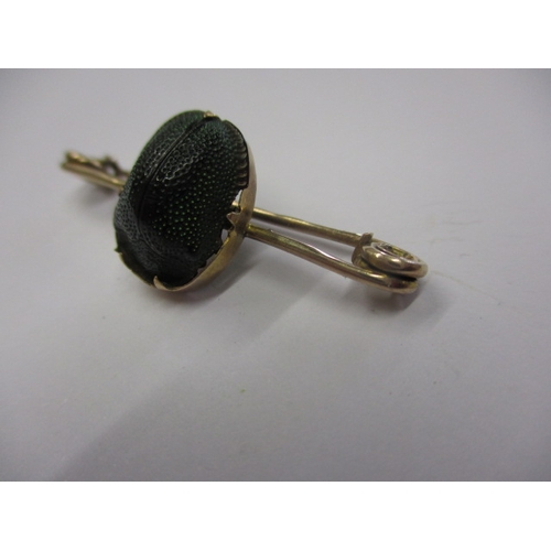 61 - A vintage 9ct gold scarab beetle bar brooch, in good pre-owned condition, approx. weight 1.9g