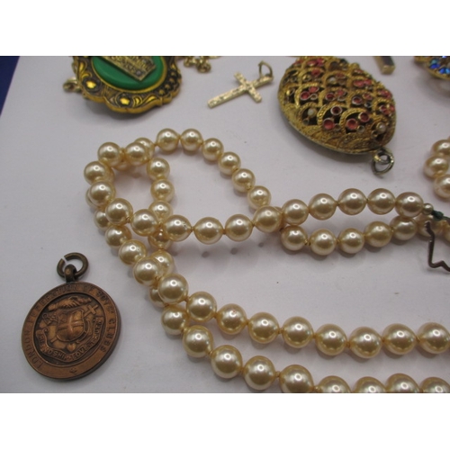 155 - A parcel of vintage costume jewellery, some damages, all in used condition