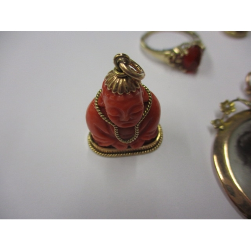 81 - A parcel of gold and yellow metal items, to include a photo pendant and ring, all in used condition