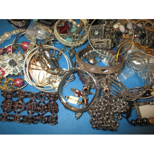 160 - A very large quantity of vintage costume jewellery and watches, to include some gold items, all in u... 