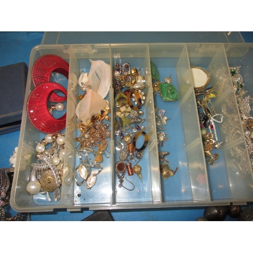 160 - A very large quantity of vintage costume jewellery and watches, to include some gold items, all in u... 