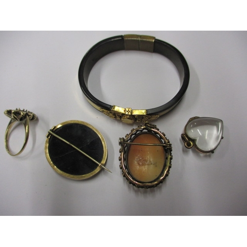 117 - 5 pieces of antique jewellery, to include a gold ring and a micro mosaic brooch, some damages