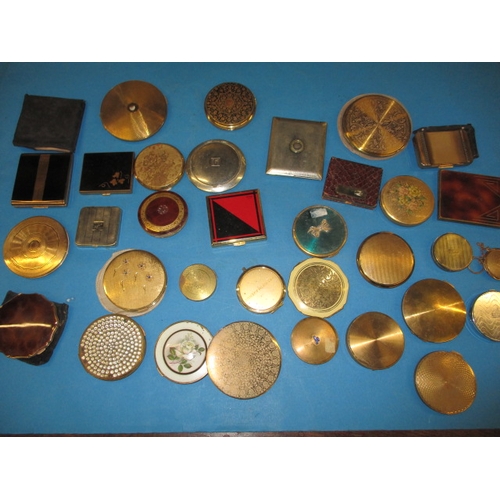 262 - A large collection of vintage powder compacts, to include examples by Coty and Stratton, all with us... 