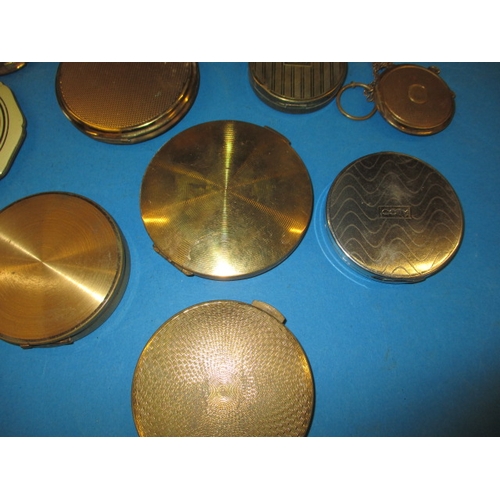 262 - A large collection of vintage powder compacts, to include examples by Coty and Stratton, all with us... 