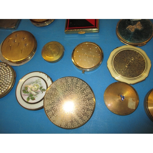 262 - A large collection of vintage powder compacts, to include examples by Coty and Stratton, all with us... 