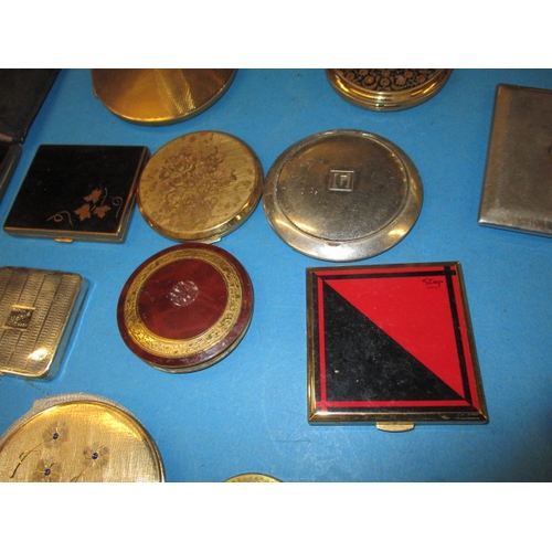 262 - A large collection of vintage powder compacts, to include examples by Coty and Stratton, all with us... 