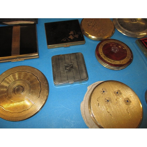 262 - A large collection of vintage powder compacts, to include examples by Coty and Stratton, all with us... 