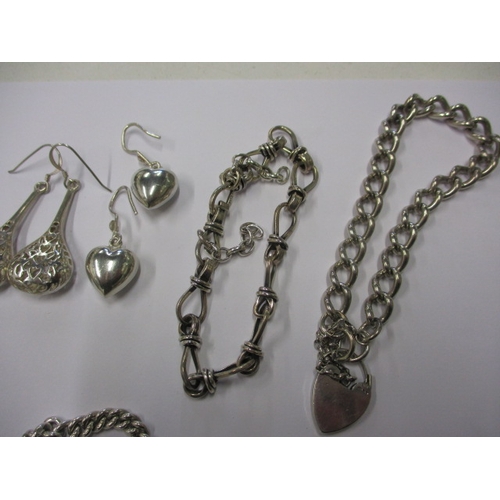 162 - A parcel of jewellery, to include some silver, amber and gold items, all in used condition