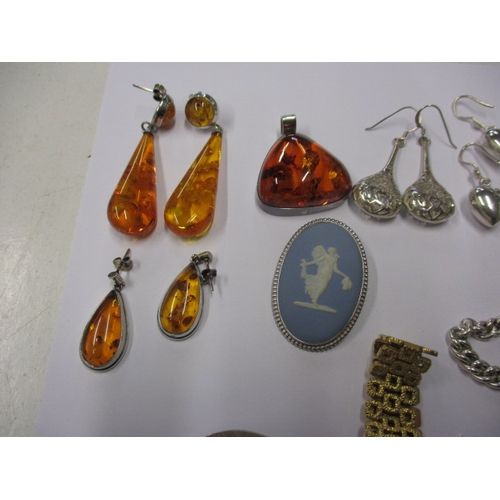 162 - A parcel of jewellery, to include some silver, amber and gold items, all in used condition