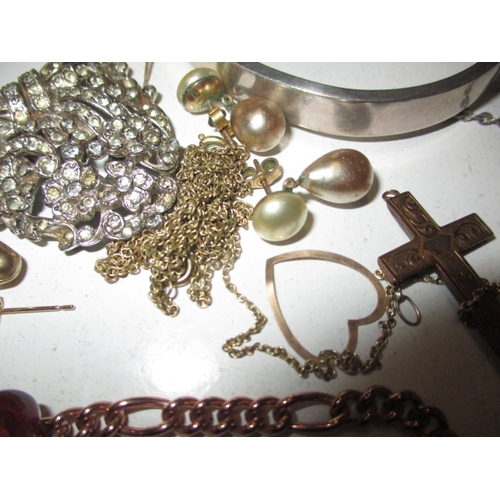 166 - A parcel of costume jewellery to include some silver items, all in used condition