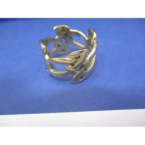 54 - A vintage 9ct yellow gold wedding band of stylized entwined hearts, approx. ring size ‘N’ approx. we... 