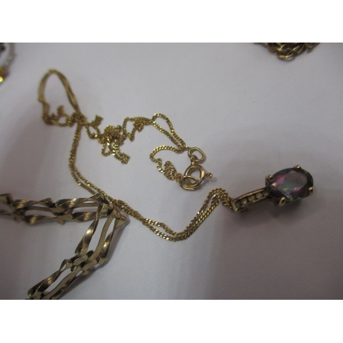 107 - A parcel of gold and yellow metal jewellery items, some damages, approx. weight of marked items 19g