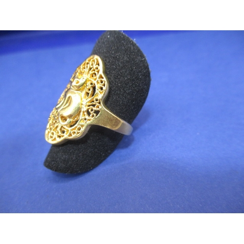 33 - An Asian yellow metal ring with stylized cat motif, approx. ring size ‘N’, approx. weight 3.2g in us... 