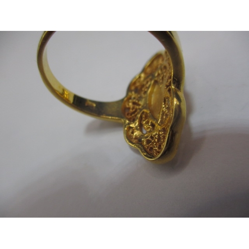 33 - An Asian yellow metal ring with stylized cat motif, approx. ring size ‘N’, approx. weight 3.2g in us... 