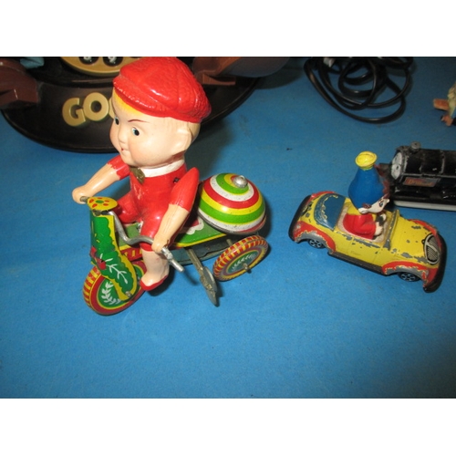 31 - A parcel of vintage toys and collectables, to include a working Goofy telephone and clockwork toys, ... 