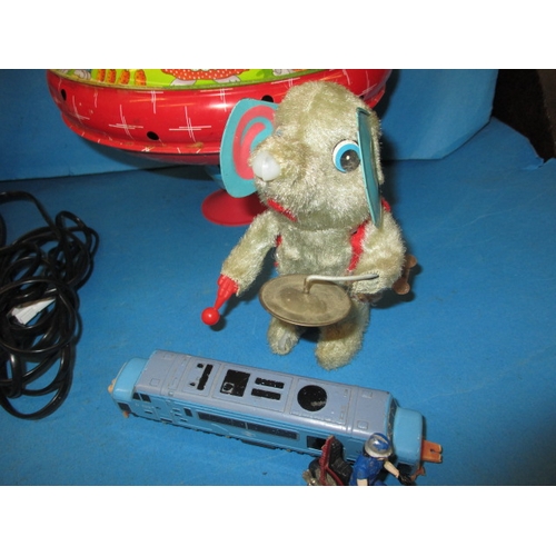 31 - A parcel of vintage toys and collectables, to include a working Goofy telephone and clockwork toys, ... 