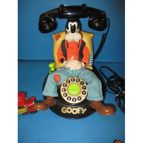 31 - A parcel of vintage toys and collectables, to include a working Goofy telephone and clockwork toys, ... 