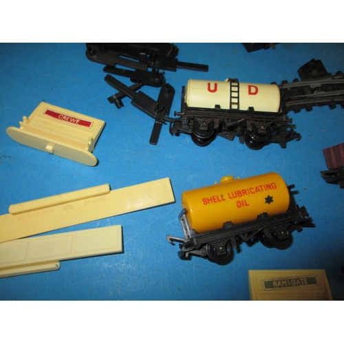 35 - A parcel of ‘00’ gauge model railway items , all in used condition