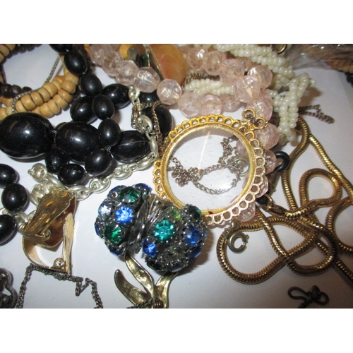 44 - A parcel of costume jewellery, to include a silver necklace pendant, all in used condition