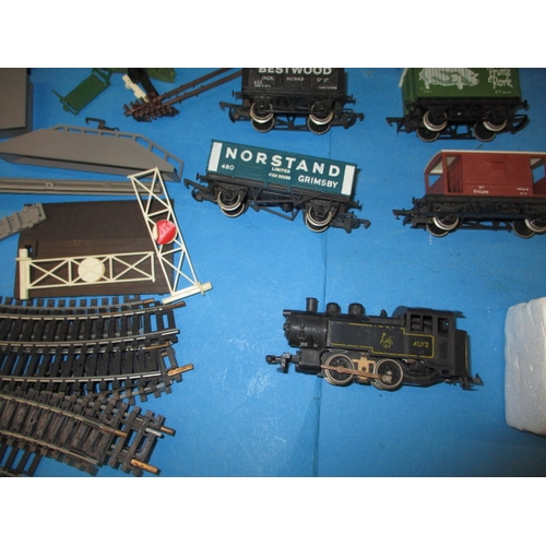 47 - A parcel of ‘00’ gauge model railway items to include a Flying Scotsman loco and tender, all in used... 