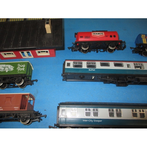 47 - A parcel of ‘00’ gauge model railway items to include a Flying Scotsman loco and tender, all in used... 