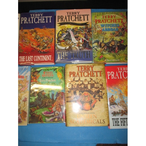 52 - A large quantity of first edition hard back Terry Pratchett Discworld books, all in good pre-owned c... 