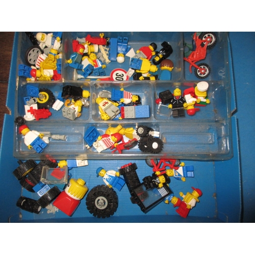 59 - An assortment of vintage Lego pieces, all in used condition