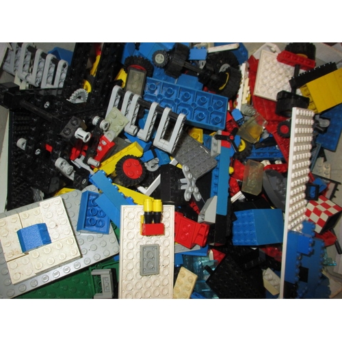 59 - An assortment of vintage Lego pieces, all in used condition