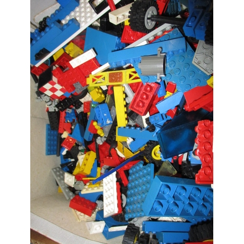 59 - An assortment of vintage Lego pieces, all in used condition