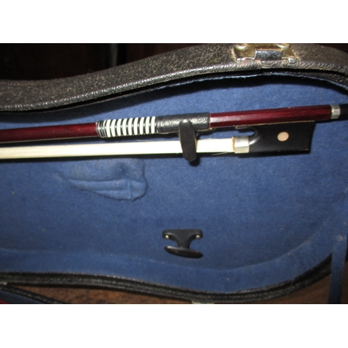 62 - A cased violin and bow, in good pre-owned condition