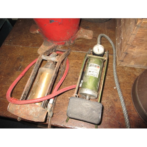 71 - A parcel of vintage automotive lubrication cans and a Morris chain hoist, all in used condition