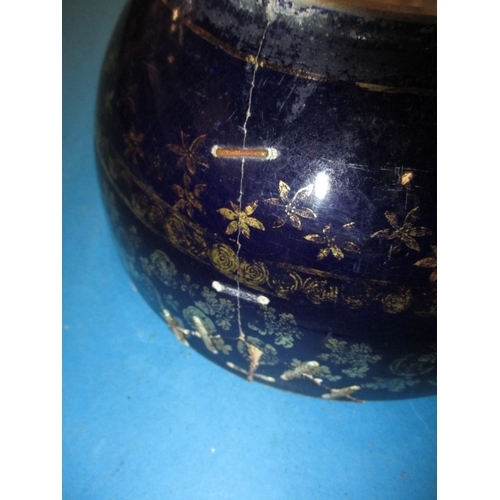 86 - An antique bowl with polychrome Japanese decoration, approx. diameter24cm, significant ware and dama... 