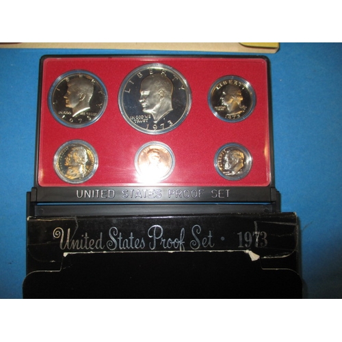 90 - A parcel of vintage world coins to include a 1981 cased set of coins of the USSR and a 1973 United s... 