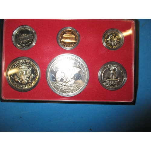 90 - A parcel of vintage world coins to include a 1981 cased set of coins of the USSR and a 1973 United s... 