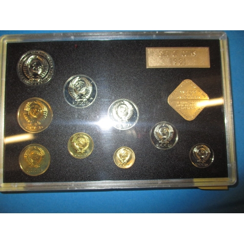 90 - A parcel of vintage world coins to include a 1981 cased set of coins of the USSR and a 1973 United s... 