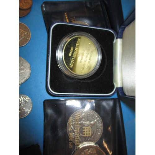 90 - A parcel of vintage world coins to include a 1981 cased set of coins of the USSR and a 1973 United s... 