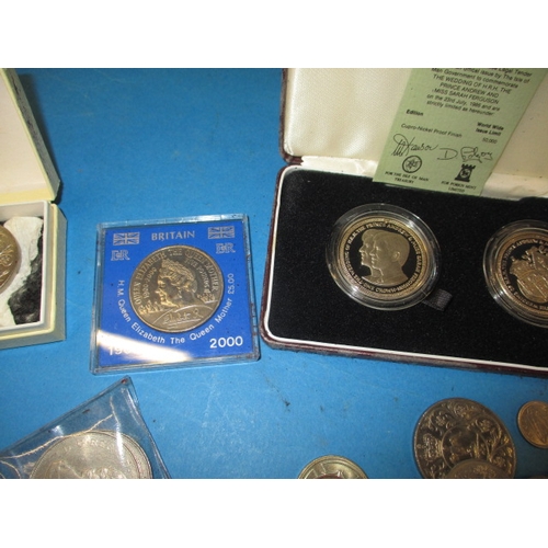 90 - A parcel of vintage world coins to include a 1981 cased set of coins of the USSR and a 1973 United s... 