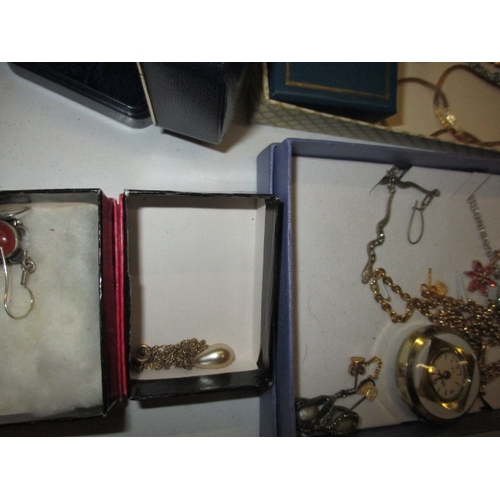 109 - A parcel of vintage costume jewellery, all in used condition